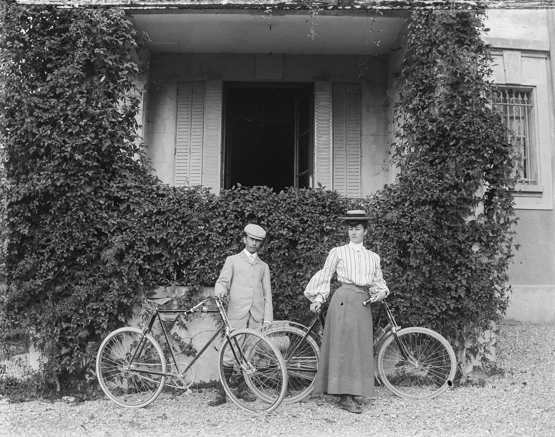 #JournéeMondialeDuVélo
Dans l'agglomération bordelaise la pratique du vélocipède se développe à partir de 1892 pour devenir un véritable moyen de locomotion: " enfants, adultes, vieillards, pédalent du matin au soir et même au clair de lune "  Extrait délibération Bdx 12 D 112