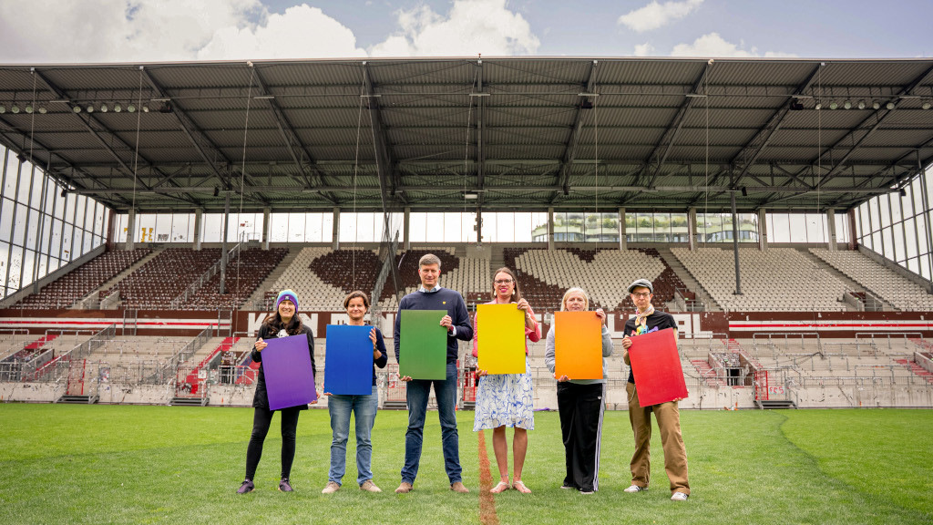 FC St. Pauli und Lichtblick installieren Solaranlage in Regenbogenfarben: Die neue Solaranlage auf dem Dach der Tribüne des Millerntor-Stadions ist mehr als nur ein Stromlieferant. Sie ist ein Zeichen für Toleranz und Vielfalt, das die beiden… dlvr.it/TL7nhX