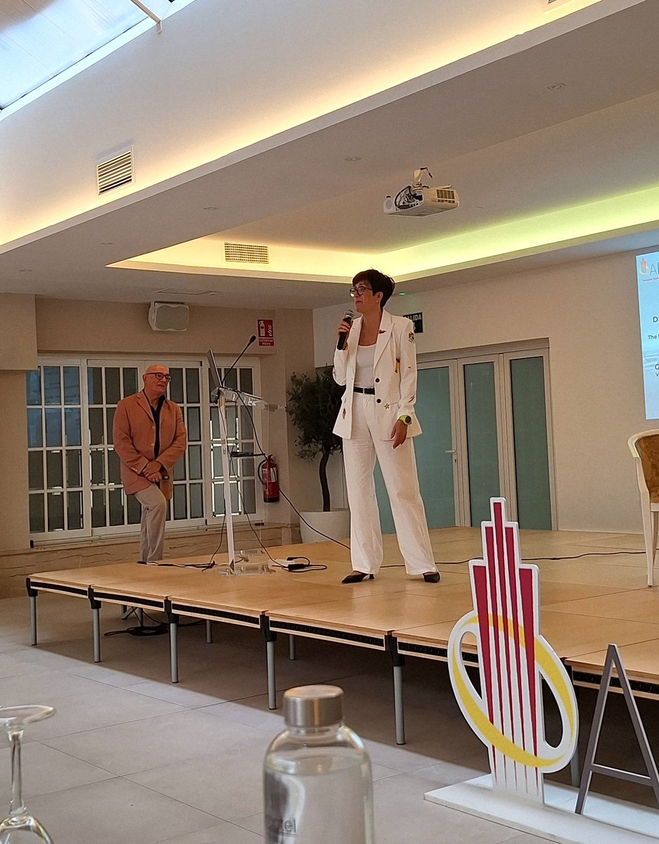 "Un líder debe generar un objetivo para su empresa, motivar a su equipo y conseguir los partners para conseguirlo". Dicho por Eva Gargallo, directora del #SercotelAlfonsoXIII en esta jornada #ExperienciasAEDH de #Cartagena. #Hoteles