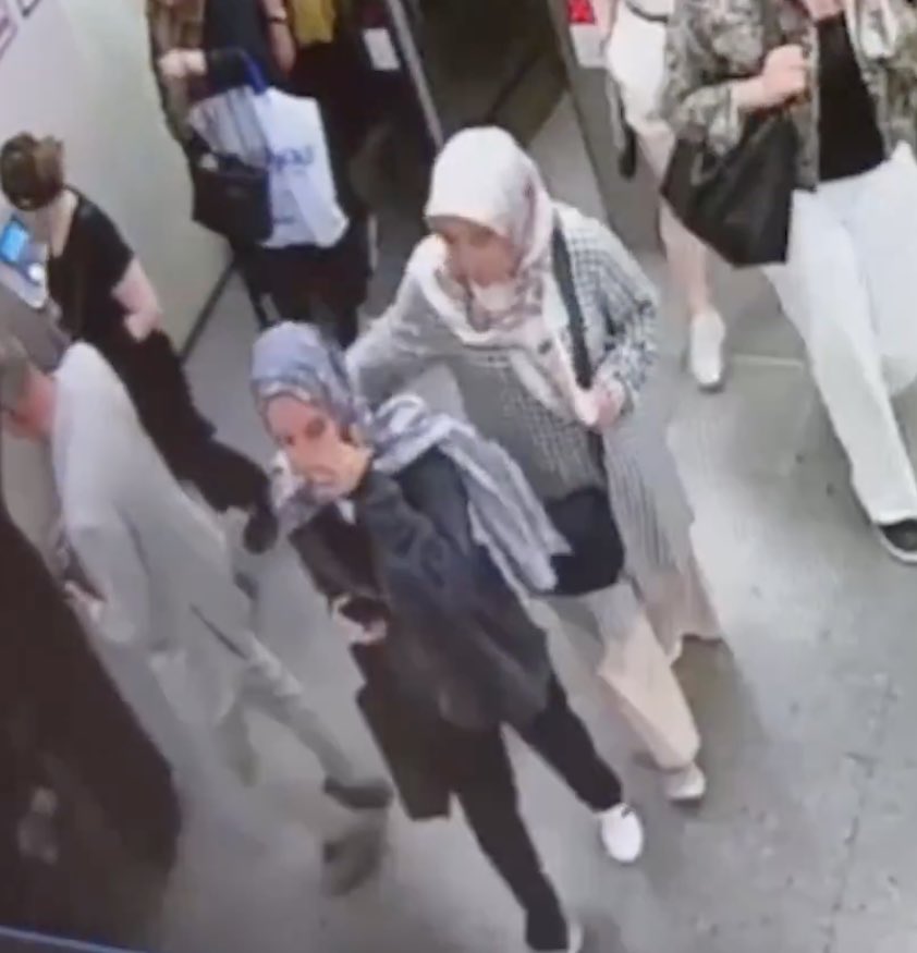 ⚪️ Marmaray'da darp edilen babadan, tartışırken kendisine hakaret ettiği gerekçesiyle şikayetçi olan kadın:

“Trene binerken bana 'Çekil buradan, niye burada duruyorsun? Çocuklarımla geçemiyorum. Çocuklarım sıkışsa bunun sorumluluğunu kim alacak?' gibi şeyler söyledi.”

“Ben