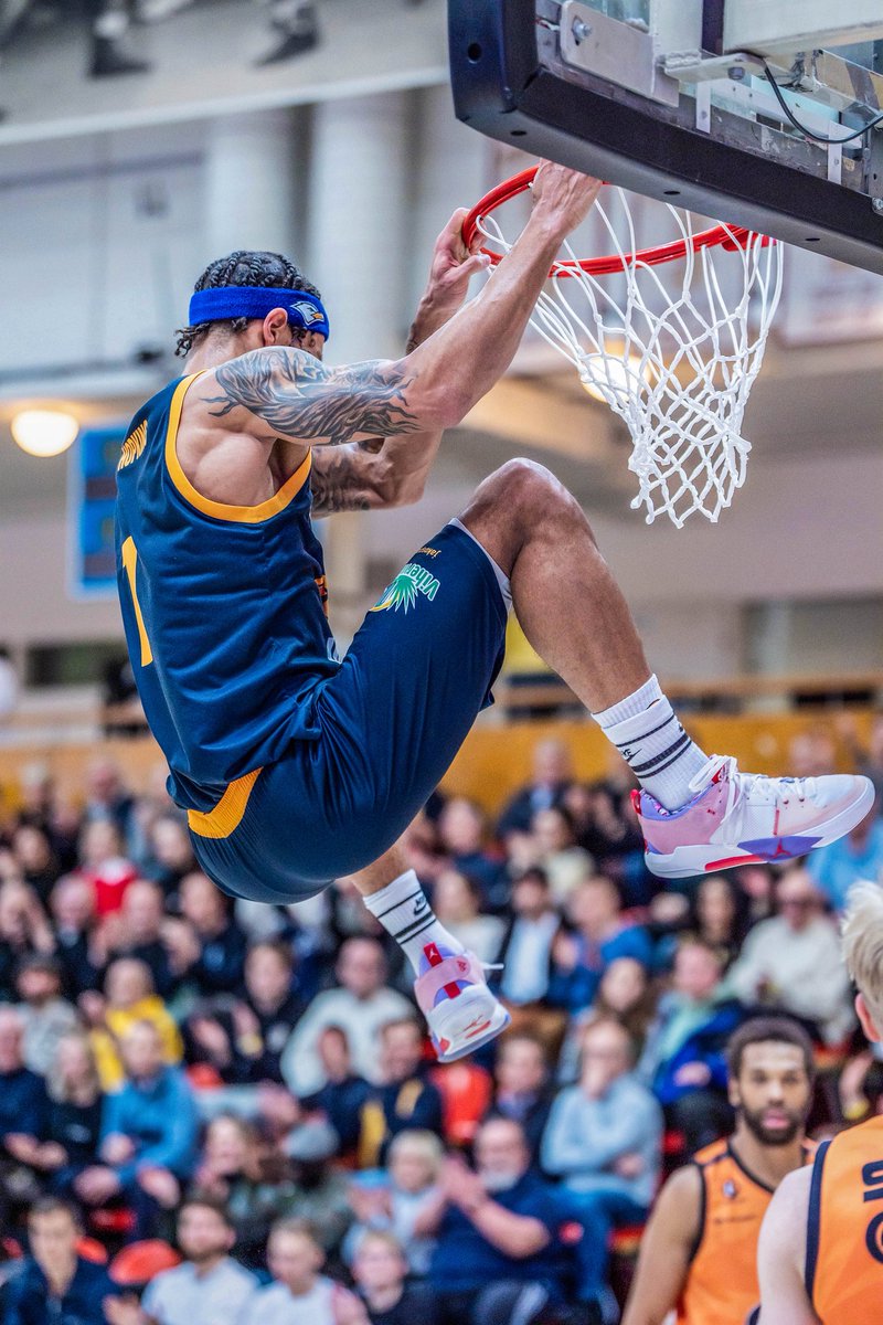GullsBasketball's tweet image. ๐ฅ๐๐๐๐๐๐ ๐๐๐๐๐๐๐ ๐๐๐๐๐๐๐:
#1 SHAWN HOPKINS
Shawn โairโ Hopkins tรคytti ison roolinsa mestaruusjoukkueessa mainiosti. Toi kentรคlle energiaa, fyysisyyttรค ja varsinkin jรครคtรคviรค donkkejaโฆ๐ตโ๐ซ๐ฅถ
๐ธ Samira Lee
#gullsnation