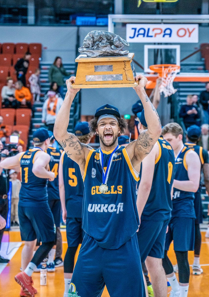 GullsBasketball's tweet image. ๐ฅ๐๐๐๐๐๐ ๐๐๐๐๐๐๐ ๐๐๐๐๐๐๐:
#1 SHAWN HOPKINS
Shawn โairโ Hopkins tรคytti ison roolinsa mestaruusjoukkueessa mainiosti. Toi kentรคlle energiaa, fyysisyyttรค ja varsinkin jรครคtรคviรค donkkejaโฆ๐ตโ๐ซ๐ฅถ
๐ธ Samira Lee
#gullsnation