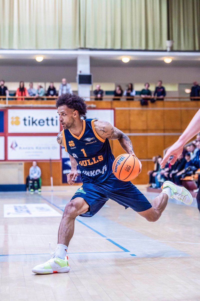 GullsBasketball's tweet image. ๐ฅ๐๐๐๐๐๐ ๐๐๐๐๐๐๐ ๐๐๐๐๐๐๐:
#1 SHAWN HOPKINS
Shawn โairโ Hopkins tรคytti ison roolinsa mestaruusjoukkueessa mainiosti. Toi kentรคlle energiaa, fyysisyyttรค ja varsinkin jรครคtรคviรค donkkejaโฆ๐ตโ๐ซ๐ฅถ
๐ธ Samira Lee
#gullsnation