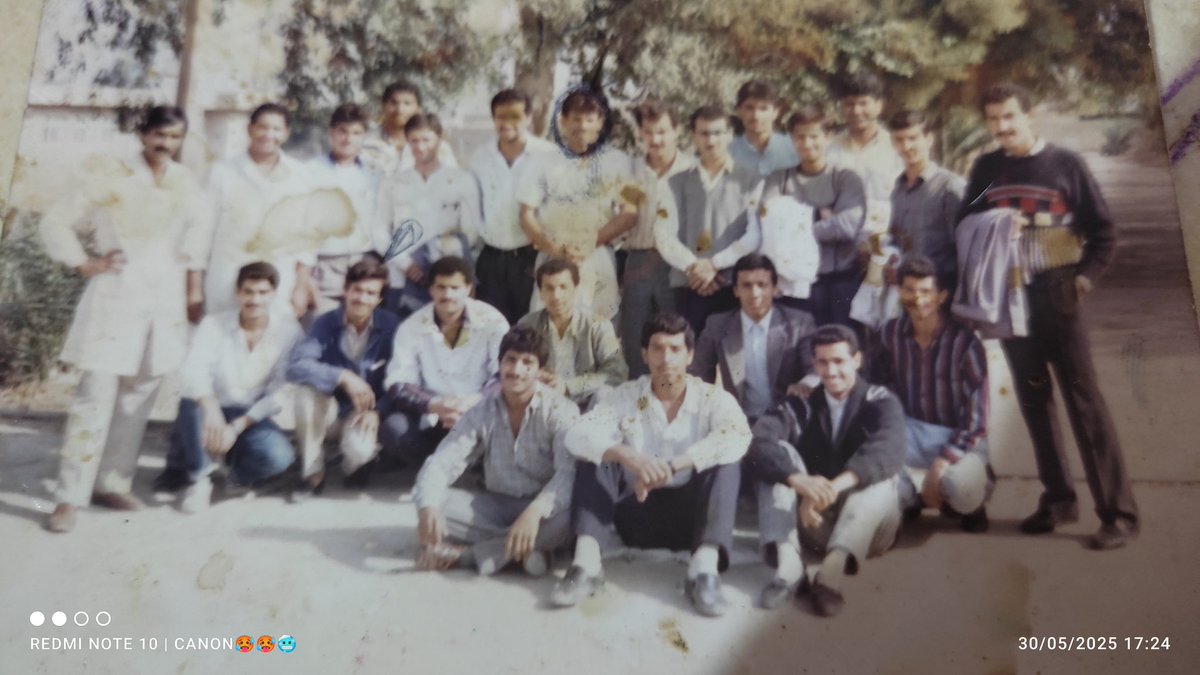 صورة تذكارية من جامعة بغداد عام 1989.....من طرف صديق اسمه حيدر خليل حيدر