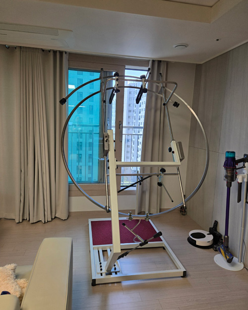 Proswing_Inc's tweet image. 집안에 나만의 비밀병기~ #프로스윙204 
올바른 궤도와 자세로 스윙하여
일관성 있는 스윙을 만듭니다.

제품문의:1899-6637
proswing.kr
#골프연습머신 제조 (주)프로스윙

#프로스윙기 #골프바디스윙 #골프스윙기계 #골프자세연습도구 #원형골프기구 #드라이버스윙궤도 #아이언스윙궤도