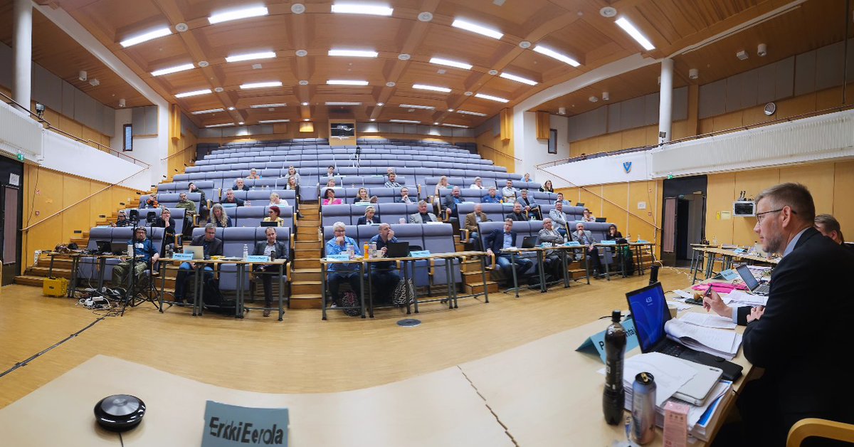 Olipahan meillä aikamoinen yö takana Vihdin historian pisimmän kunnanvaltuuston kokouksen kanssa 12,5h. Emme kaikkia pykäliä ehtineet käsittelemään ja uusi kokous on 16.6.2025 klo 16. 

Kiitos kaikille jaksamisesta!