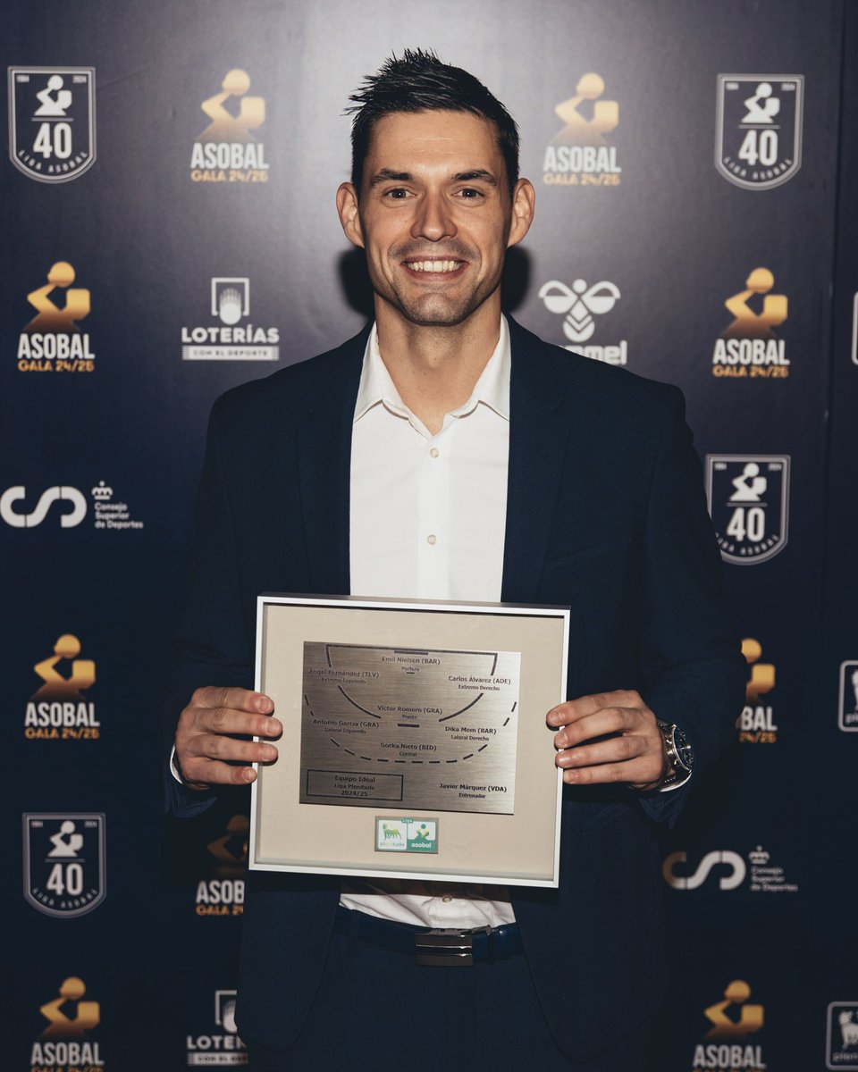 🏡 Volver a casa. Volver a Cantabria. Volver a <a href="/ASOBAL/">ASOBAL</a>.

🌟 <a href="/Angel_F32/">Ángel Fernández</a> regresó a una 𝗚𝗮𝗹𝗮 𝗔𝗦𝗢𝗕𝗔𝗟 para recoger su cuarta distinción como 𝐌𝐞𝐣𝐨𝐫 𝐄𝐱𝐭𝐫𝐞𝐦𝐨 𝐈𝐳𝐪𝐮𝐢𝐞𝐫𝐝𝐨 y aportar la experiencia de los veteranos 👑

¡Espectacular temporada individual y