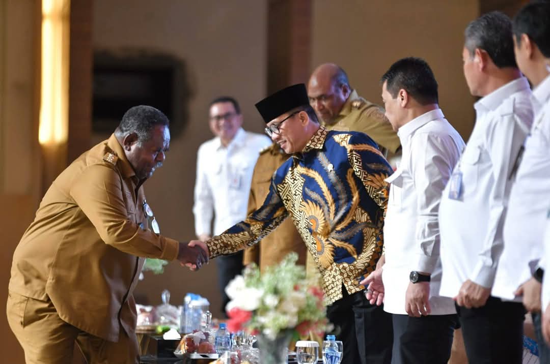 AkmalbinYS's tweet photo. Menteri desa dan wamendes hadir mengawal pendirian koperasi desa merah putih  di tanah Papua
#KopdesHadirdiPapua
@prabowo
@YandriSusanto27
@ArizaPatria
@taufikmadjid71
@kemendespdt
@bpsdmkemendesa
@desapenusantara https://t.co/JqV0K49K4y