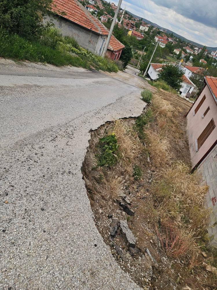 📢 YETKİLİLERE SESLENİYORUZ! Aksaray Ortaköy’e bağlı Çankaya Mahallesi, Şantiye Sokak’ta yol kenarı yıllardır uçmuş durumda ve hâlâ hiçbir önlem alınmadı. Her gün arabayla geçerken can güvenliğimizden endişe ediyoruz! <a href="/aksarayvaliligi/">T.C. Aksaray Valiliği</a> <a href="/ortakoybelediye/">Ortaköy Belediyesi</a> <a href="/malikumbuzoglu/">Mehmet Ali Kumbuzoğlu</a>