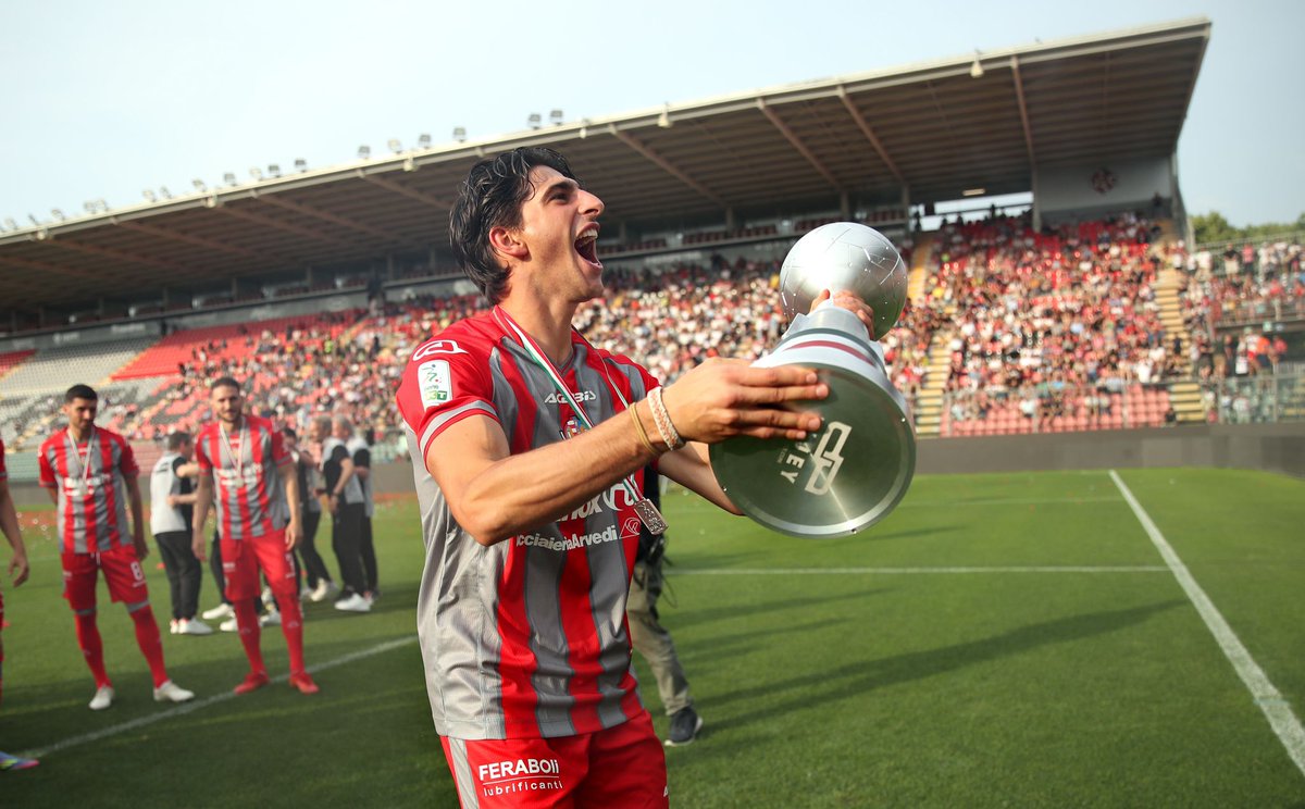 GR🅰️ZIE R🅰️G🅰️ZZI! 🩶❤️ 

Riviviamo la premiazione di ieri in questo bellissimo thre🅰️d 📸

#AmarsiAncora #forzagrigiorossi #DaiCremo #Cremonese #Cremona #SerieBKT #PlayOff #SerieA