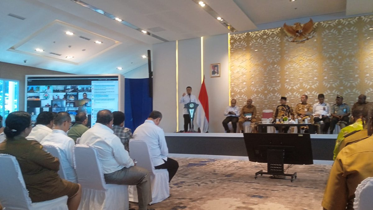 budi_santo7123's tweet photo. Menteri desa dan wamendes hadir mengawal pendirian koperasi desa merah putih  di tanah Papua
#KopdesHadirdiPapua
@prabowo
@YandriSusanto27
@ArizaPatria
@taufikmadjid71
@kemendespdt
@bpsdmkemendesa
@desapenusantara https://t.co/NopYpX2ZFg