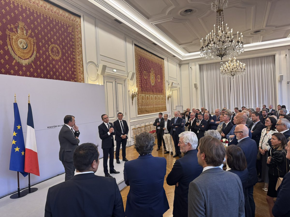 Soirée exceptionnelle hier au Ministère de l’Intérieur aux côtés de <a href="/BrunoRetailleau/">Bruno Retailleau</a>, co-fondateur du Cercle Vendéen. 

De belles rencontres, des échanges riches et un objectif réaffirmé : faire rayonner la #Vendée !✨

Merci à <a href="/JPLUBOT/">JEAN PAUL LUBOT</a> et <a href="/a_leboeuf/">Alain LEBOEUF</a>. 
#CercleVendéen