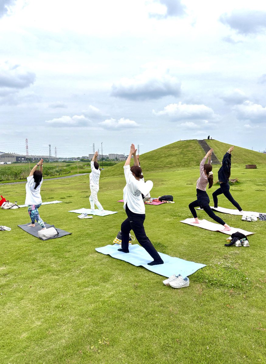 1Love117's tweet photo. ５月に行った第4回公園ヨガの様子です🧘‍♀️🌼

雨が心配されてましたが、お天気に恵まれました☺️💕
ご参加頂きありがとうございました。
初めての方もご参加いただきありがとうございました😇
朝ということで空気も澄んでいてとても気持ちが良かったです🌼
次は６月２１日豊春公民館でやります！ https://t.co/M4y6xI3Ggh