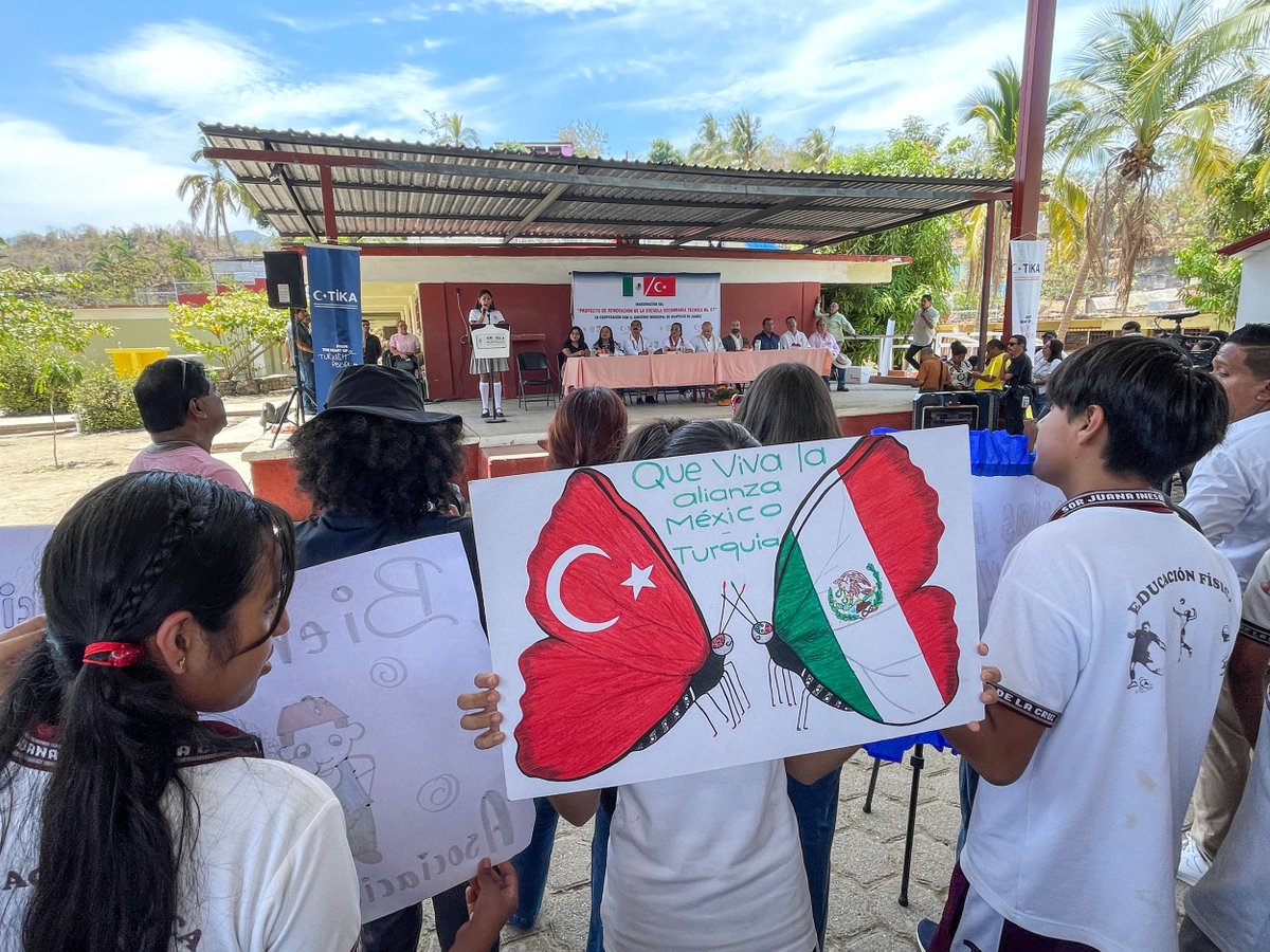 Tika_Turkiye's tweet photo. Türkiye-Meksika dostluğu, afet sonrası dayanışmayla güçlenmeye devam ediyor.🇹🇷🤝🇲🇽

📌#TİKA, Acapulco şehrini vuran Otis Kasırgasından etkilenen Sor Juana Ines de la Cruz Ortaokulu’nun çatısını yeniledi, çevre düzenlemesini tamamladı. https://t.co/NrlbdTvqli
