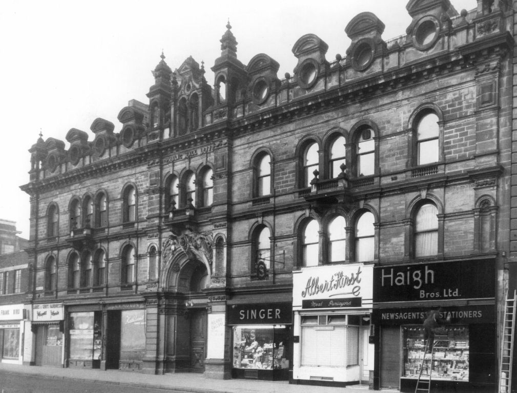 BarnsleyMuseums's tweet photo. Today is #WorldBicycleDay which fits in perfectly with the #MovementMW theme of #MuseumWeek

This bicycle belonged to the well known Barnsley butcher Albert Hirst who invented the Barnsley Chop which he served to HRH the Prince of Wales when he opened Barnsley Town Hall in 1933 https://t.co/YSYXKbeORM