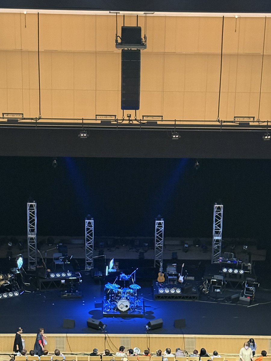 SuparoJp's tweet photo. 渋谷に来たけど雨☔が降ってるでぶらっとしてたら何やらコンサート🎵が渋谷公会堂であるので入ってみたけど三山ひろしってだれ🤔
雨宿り感覚で見てみよ😅 https://t.co/uKhMFV7ZYC