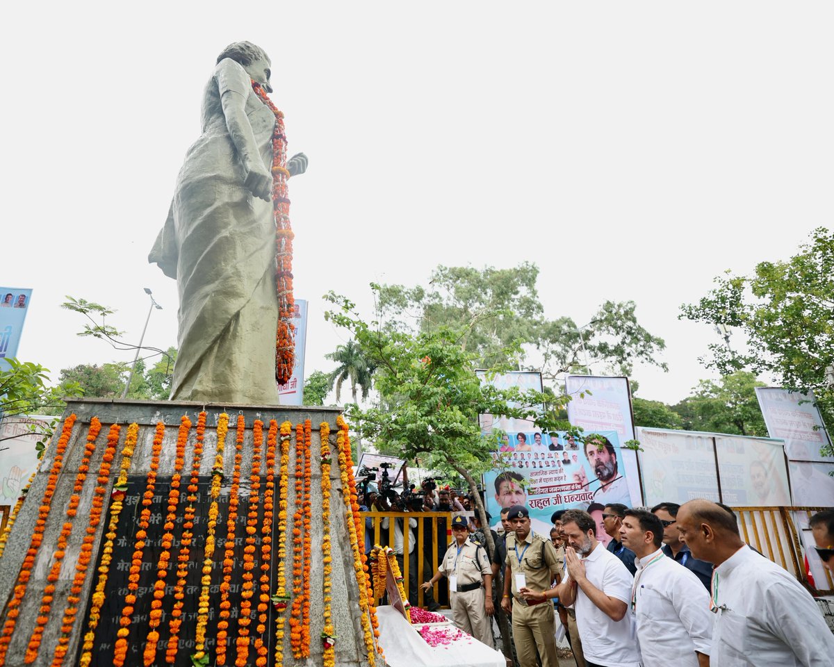Congress (@incindia) on Twitter photo नेता विपक्ष श्री <a href="/RahulGandhi/">Rahul Gandhi</a> ने देश की पूर्व प्रधानमंत्री श्रीमती इंदिरा गांधी जी को पुष्पांजलि अर्पित की।
📍 भोपाल, मध्य प्रदेश नेता विपक्ष श्री <a href="/RahulGandhi/">Rahul Gandhi</a> ने देश की पूर्व प्रधानमंत्री श्रीमती इंदिरा गांधी जी को पुष्पांजलि अर्पित की।
📍 भोपाल, मध्य प्रदेश