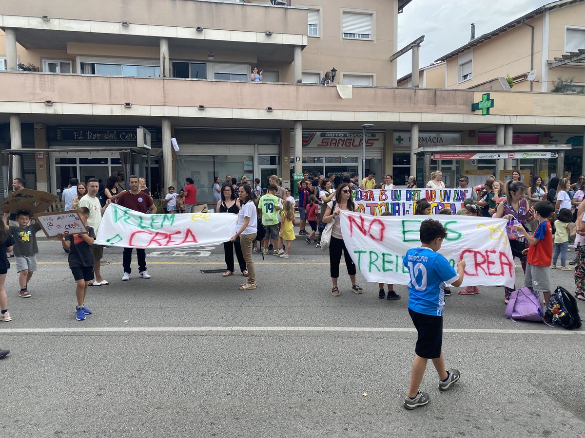 VOLEM EL CREA! 
Ahir, l’@afaescolaelspicots va sortir al carrer perquè l’Ajuntament no deixi perdre el projecte CREA 🎶 impulsat per l’@emvt_valltenes i la @mancomunitat_valltenes.🎵 El CREA fa viure la música a l’escola!❌ Eliminar-lo és un pas enrere!💬 Replantegeu la decisió!