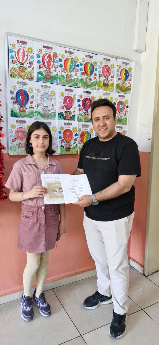 23 Nisan Ulusal Egemenlik ve Çocuk Bayramı etkinlikleri kapsamında bakanlığımızca düzenlenen "Mutlu Çocuk Yüzleri" resim sergisinde resmi yer alan 4-C sınıfı öğrencimiz Elif Duru DUMANLIDAĞ bakanlığımızca katılım belgesi ile ödüllendirildi. Öğrencimizi tebrik ediyoruz.