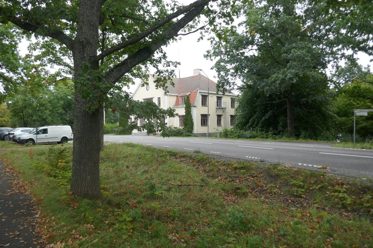 Huvudkontoret för Hasselfors bruk,nu tomt. Järnbruket las ner 1945.Assi Domän köpte bruket 1995 och tog hand om skogen. Setra fick sågverket och finnarna Hasselfors Garden, som nu inget har med orten att göra. Kontoret står tomt. Allra först var här finntorpet Ede på 1580-talet.