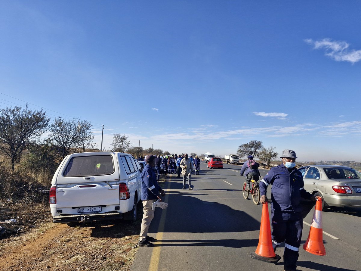 CoGTA (@gdcogta) on Twitter photo #OperationPhakamaVaal it is day 2 of the <a href="/EmfuleniLM/">EmfuleniMunicipality</a> clean-up campaign. Teams have gathered along Houtkop Street getting ready to continue with the service delivery initiative. #OperationPhakamaVaal it is day 2 of the <a href="/EmfuleniLM/">EmfuleniMunicipality</a> clean-up campaign. Teams have gathered along Houtkop Street getting ready to continue with the service delivery initiative.