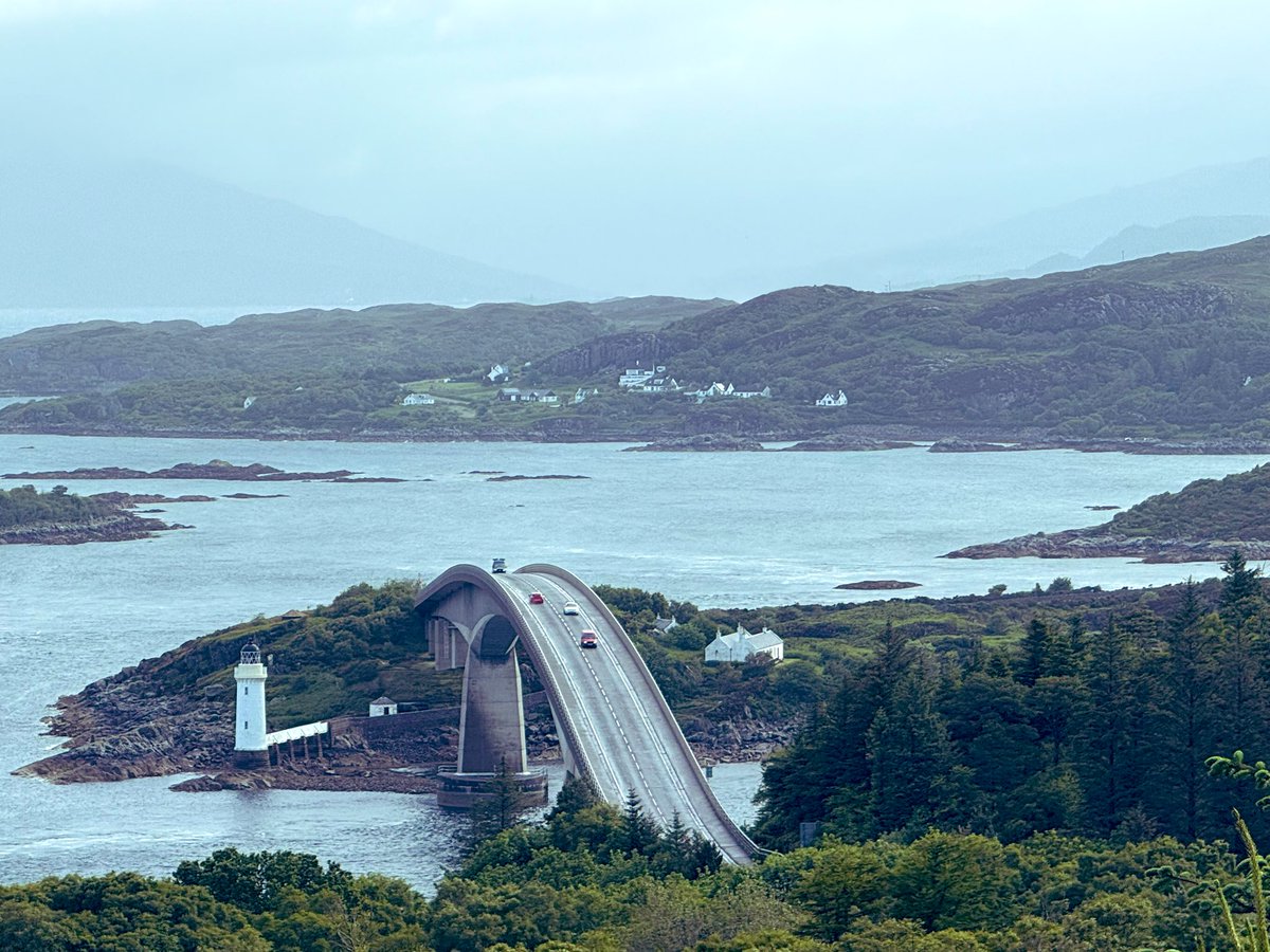 Heavy showers and windy at Skye Bridge, Isle of Skye #Scotland 🏴󠁧󠁢󠁳󠁣󠁴󠁿 at least it’s too windy for the Midgies to fly 😂