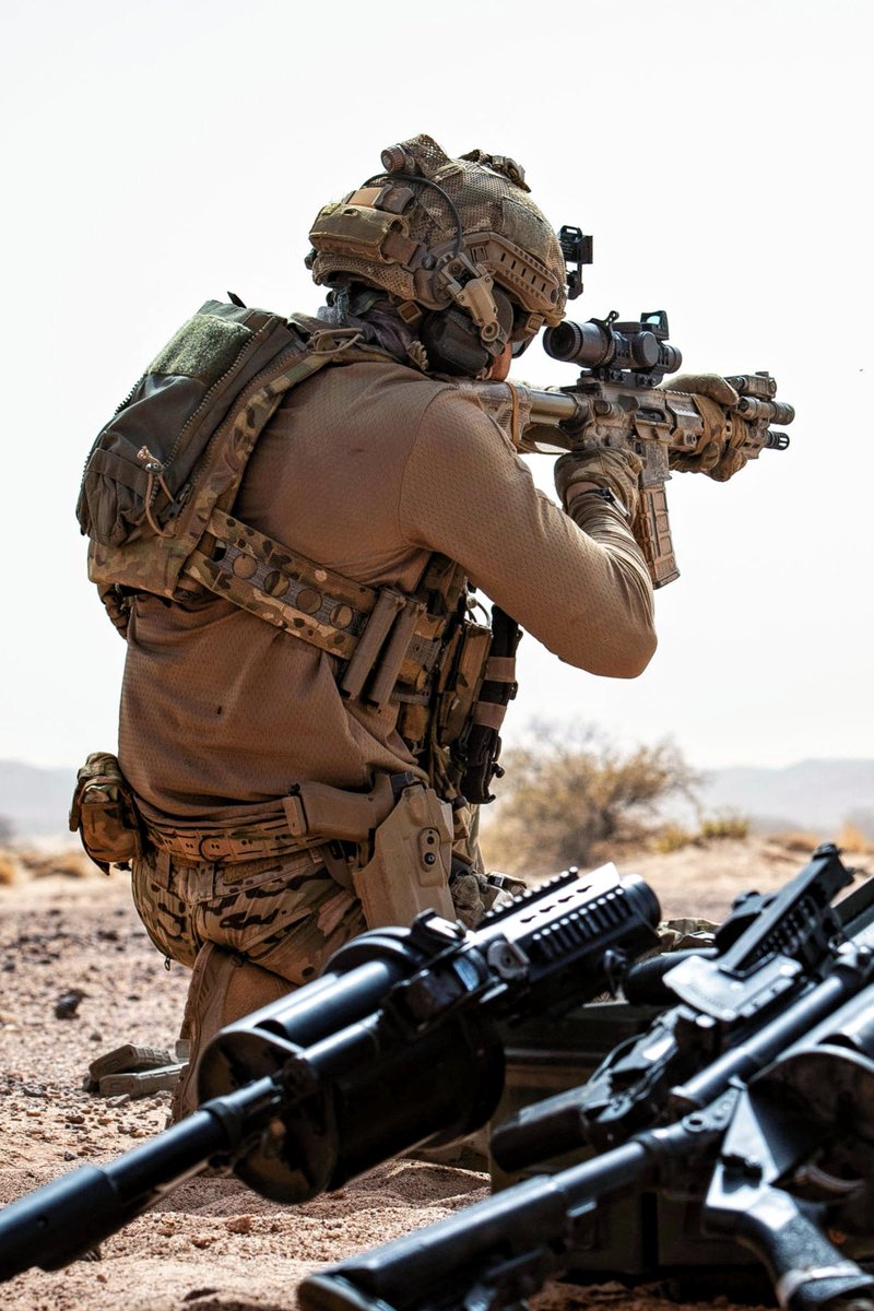 🇨🇵SOF

🚩HK416-A5 con:
-🎯Vortex Razor 1-6x24
-🎯Trijicon RMR
- Montura Spuhr
- Rail Midwest MLOK
- Laser Steiner DBAL A3
-🔦Surefire M300

🚩Glock 17 Gen5 + Safariland 7xxxRDS

🚩Chaleco FCPC V5

🚩🪖OpsCore con:

-🎧Peltor + brazos OC y AXL Links
- Estrobo Manta
-🔦VLite