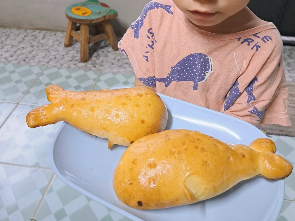 เด็กชอบฉลามวาฬสุดๆ วันนี้เลือกเสื้อฉลามวาฬมาถ่ายกับขนมปัง 555