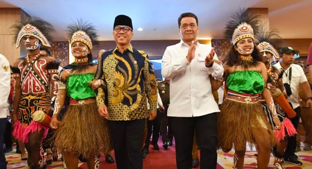 Agus Syakri (@agussyakri1) on Twitter photo Menteri desa dan wamendes hadir mengawal pendirian koperasi desa merah putih di tanah Papua #KopdesHadirdiPapua
<a href="/prabowo/">Prabowo Subianto</a>
<a href="/YandriSusanto27/">Yandri Susanto</a>
<a href="/ArizaPatria/">Ariza Patria</a>
<a href="/taufikmadjid71/">IG : taufik.madjid</a>
<a href="/kemendespdt/">#BangunDesaBangunIndonesia</a>
<a href="/bpsdmkemendesa/">Bpsdm Kemendesa</a>
<a href="/desapenusantara/">desapesonanusantara</a> Menteri desa dan wamendes hadir mengawal pendirian koperasi desa merah putih di tanah Papua #KopdesHadirdiPapua
<a href="/prabowo/">Prabowo Subianto</a>
<a href="/YandriSusanto27/">Yandri Susanto</a>
<a href="/ArizaPatria/">Ariza Patria</a>
<a href="/taufikmadjid71/">IG : taufik.madjid</a>
<a href="/kemendespdt/">#BangunDesaBangunIndonesia</a>
<a href="/bpsdmkemendesa/">Bpsdm Kemendesa</a>
<a href="/desapenusantara/">desapesonanusantara</a>