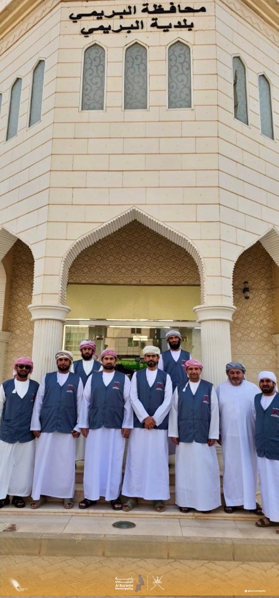 ضمن جهودها لاستقبال عيد الأضحى المبارك، نفّذت #بلدية_البريمي حملة تفتيش مشتركة في #ولاية_البريمي على فترتين صباحية ومسائية لمدة يومين، أسفرت في يومها الأول عن مخالفة وإغلاق عدد من المنشآت غير الملتزمة، بينها منشأة غذائية استغلت جزءاً من موقعها لتربية الدواجن بشكل مخالف.