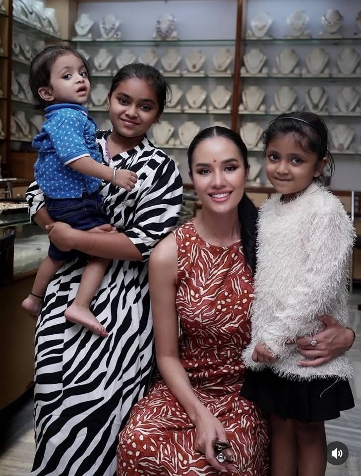 โอปอลโพสต์รูปนี้ในไอจีพร้อมข้อความที่น่าเศร้าว่า

" ฉันได้รับมงกุฎมิสเวิลด์ที่นี่ที่เตลังกานา 
ในหัวใจของฉันจะมีพื้นที่พิเศษให้กับที่นี่เสมอ
และเมื่อเกิดเหตุการณ์สูญเสียฉันจึงรู้สึกปวดใจมาก

วันแรกที่ฉันมาถึงที่นี่ ฉันได้มีโอกาสไปที่ร้านขายไข่มุก
ในย่านเมืองเก่า Charminar