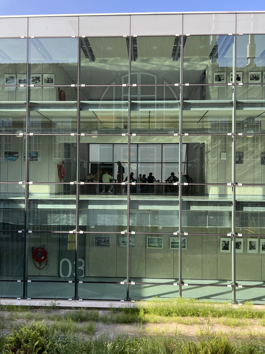 De eerste schoolklas van de week is er weer vroeg bij. Ze gaan helemaal op in het thema Middeleeuwen. #archiefeducatie #alkmaar