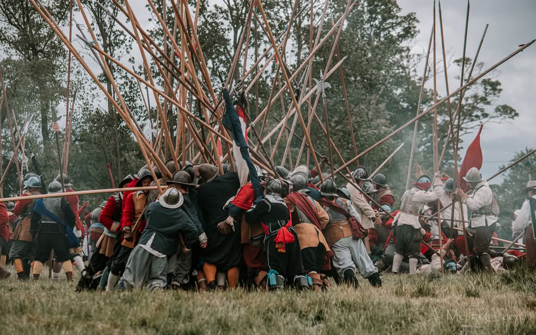 LislesRegiment's tweet photo. Some fantastic shots caught here. 
📷 Mel Green 💚 
#History #17thcentury #englishvivilwar #reenactor #reenactment #historicalreenactment https://t.co/WxJu38sOKl
