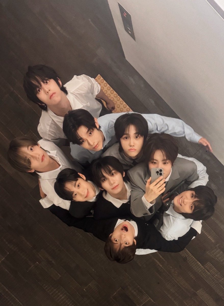 SimpleRosie_'s tweet photo. Every great moment starts with belief and i know AHOF is destined for greater things*⁠.⁠✧

#AHOF #아홉 https://t.co/ZX5ga1OoK4