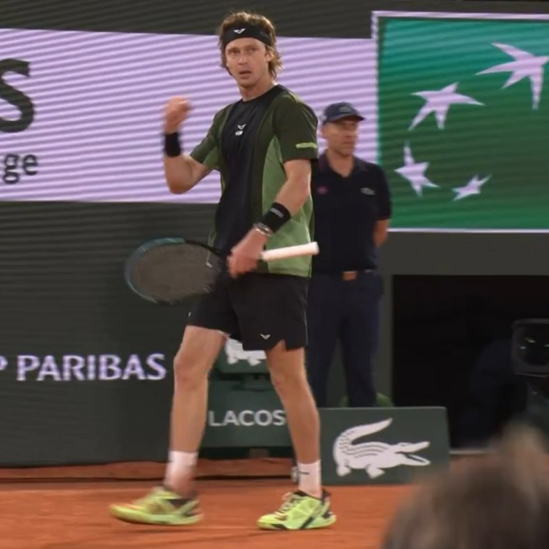 giovannipelazzo's tweet photo. Visto che sono sempre tutti pronti a giudicarne le fragilità, mi sembra doveroso sottolineare l'atteggiamento che Andrey Rublev ha tenuto in campo ieri sera.

Non sarà sempre facile, non andrà sempre così, ma dovremmo imparare a dare più valore alle cose positive quando accadono. https://t.co/BqB43Deeg0