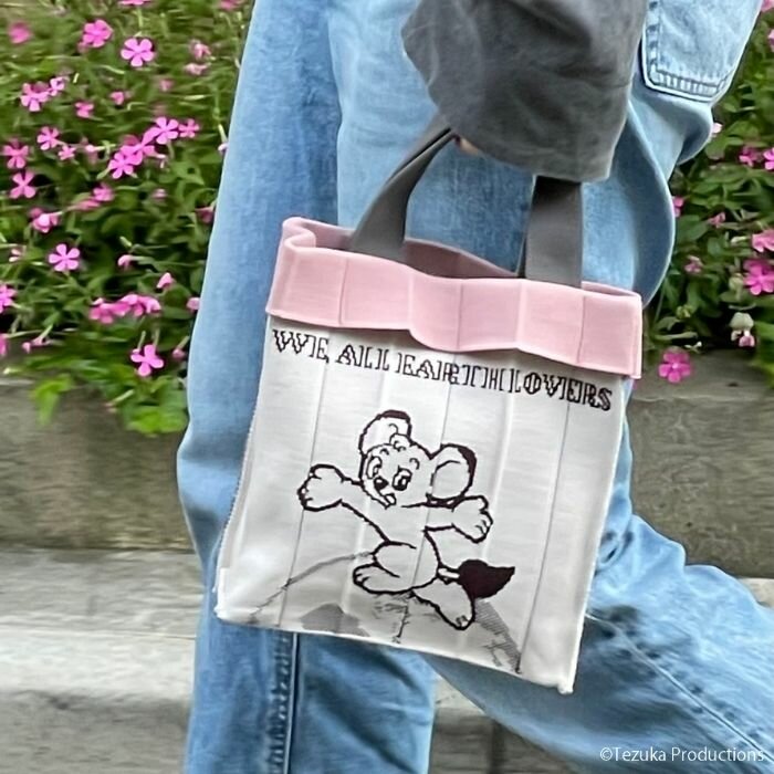 ✨🌏環境に配慮したニットバッグ発売🌏✨
ペットボトルをリサイクルした再生糸の使用や裁断ロスの削減など地球・人・動物へ配慮した商品を展開する“KNT365”より、手塚キャラのニットバッグがでました！軽いけどたんまり入る👍
サイズはKnitty🍌とCo-Knittyの2種類。
▼詳細▼
tezukaosamu.net/jp/mushi/entry…