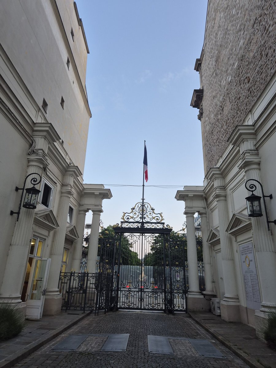 Le <a href="/CercleVendeen85/">Cercle Vendéen</a> honoré d’être reçu à #Beauvau par le ministre d’Etat ministre de l’Intérieur <a href="/BrunoRetailleau/">Bruno Retailleau</a> . Evocation de la #Vendée mais aussi du manque de lien social et de repères dans notre société. Sans sécurité, pas de liberté <a href="/JPLUBOT/">JEAN PAUL LUBOT</a> <a href="/a_leboeuf/">Alain LEBOEUF</a>