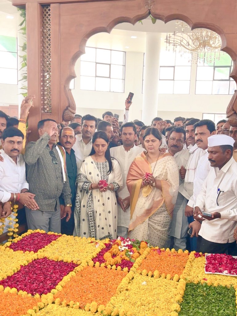 Pankajamunde's tweet photo. 📍गोपीनाथगड.

लोकनेते गोपीनाथराव मुंडे साहेबांच्या अकराव्या स्मृतीदिनी गोपीनाथगड येथे कुटुंबियांसमवेत मुंडे साहेबांचे दर्शन घेतले.
@DrPritamMunde
#GopinathGad #साहेब #Saheb #लोकनेते https://t.co/9qzNPaHj9A