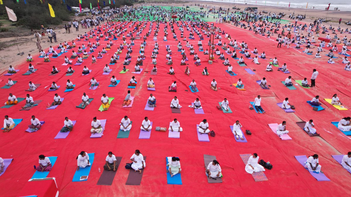 satyakumar_y's tweet photo. Today, over 3,000 fishermen joined a theme-based yoga session in Srikakulam as part of the #YogAndhra campaign. 

With the participation of Hon’ble MLA G. Shankar garu & the District Collector, AP is gearing up for 11th International Yoga Day celebrations, led by PM Shri @narendramodi ji in Vizag.