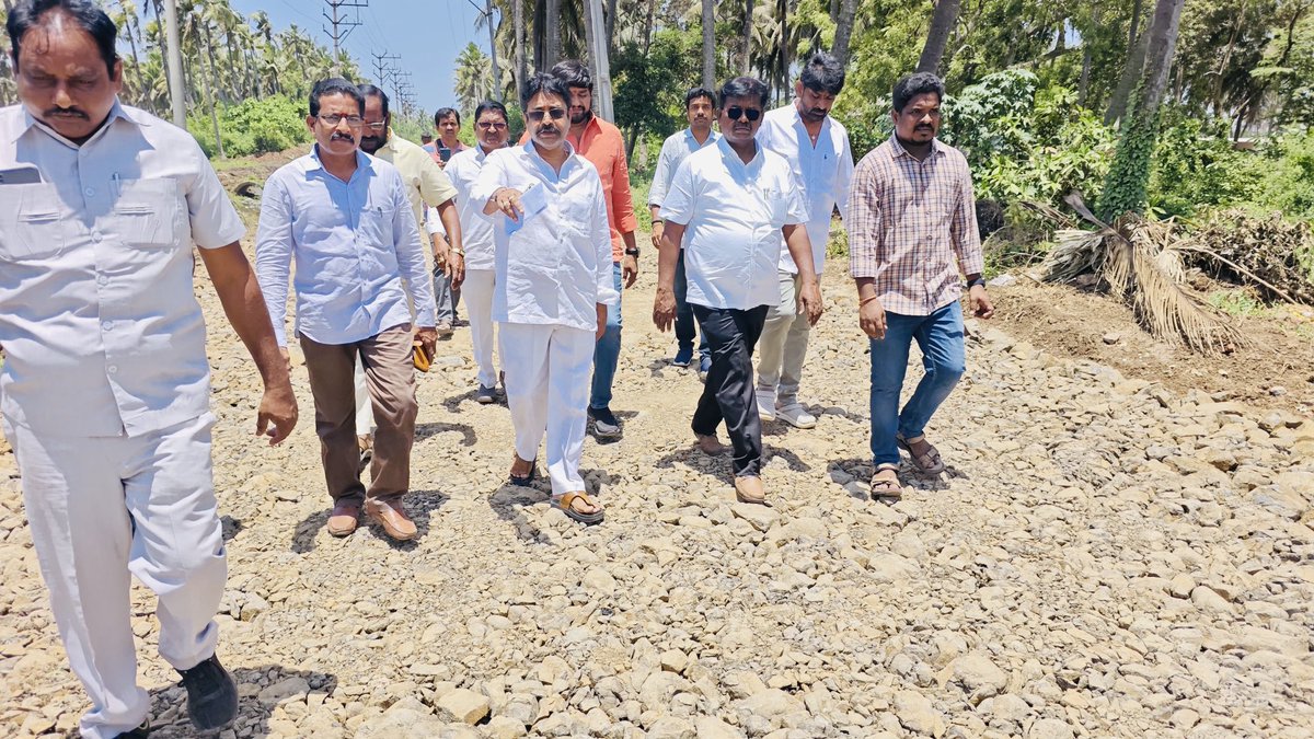 aar_here's tweet photo. అమలాపురం పట్టణం చిన్న వంతెన వద్ద నుండి బైపాస్ రోడ్డును కలిపేందుకు నిర్మిస్తున్న రెండు రోడ్ల పనులను పరిశీలించటం జరిగింది
#roads #development
#Amalapuram #tdpdevelopment #TeluguDesamParty #iTDPforTDP #DrBRAmbedkarKonaseema #WhatsAppGovernance #WhatsAppGovernanceInAP
#SwarnaAndhraVision2047 #IdhiManchiPrabhutvam #PawanKalyan
#ChandrababuNaidu #NaraLokesh
#AndhraPradesh