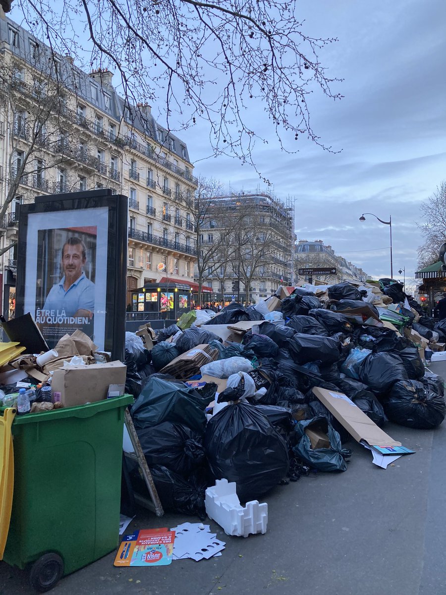 AysenUysal73's tweet photo. Bu fotoğrafları 2023 yılında Paris’te temizlik işçilerinin grevi sırasında çekmiştim.
Kimse vıdı vıdı yapmıyordu ve hak mücadelesinin farkındalardı. Dahası, işverenin politik kimliği üzerinden de mücadeleyi gayrimeşrulaştırmıyorlardı. https://t.co/9aiirtqXKX
