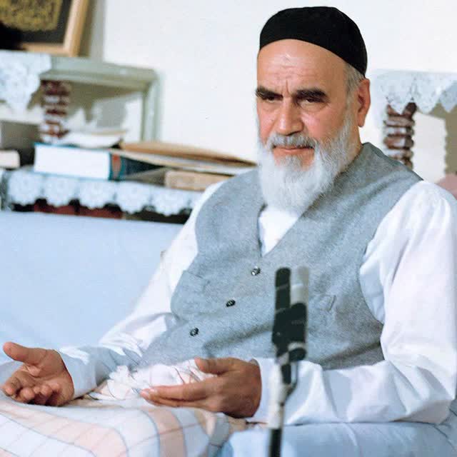 saraa_1542's tweet image. امام آمد تا بگوید: «میشود ایستاد»
نه فقط برابر دشمن، بلکه در برابر ترس، تحقیر، و تردید.
او رفت، اما «ایستادن» را برای همیشه به ما آموخت.
#دیار_امام
#امام_امید