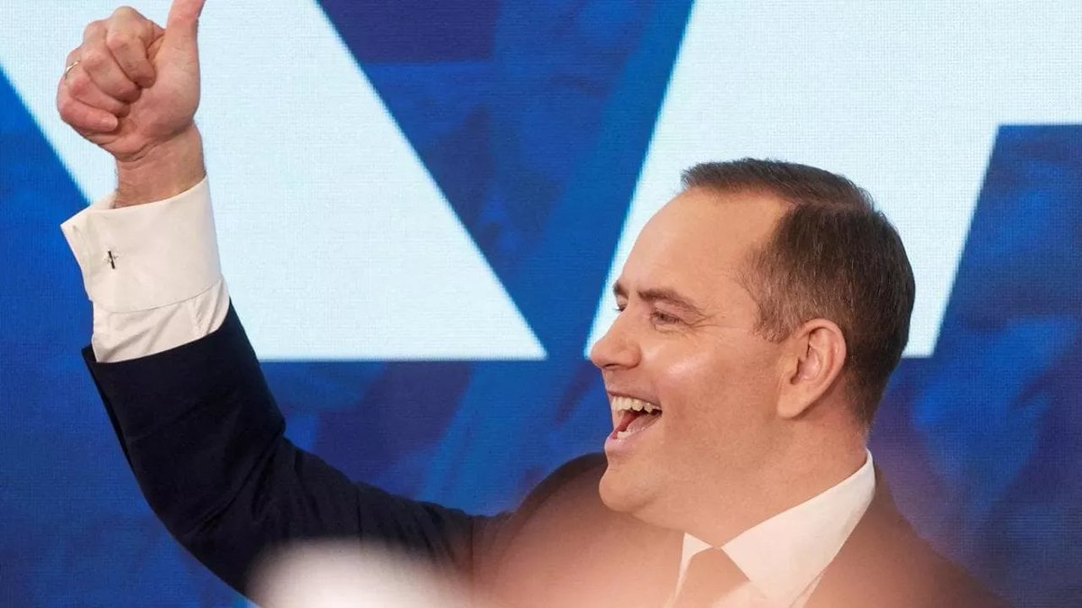 "Il ritratto: boxe, storia e prostitute (Repubblica). Chi è il trumpiano eletto alla presidenza polacca?" Praticamente un delinquente secondo la corrispondente di Repubblica. Non solo, ma ha raccolto il suo elettorato fra i bifolchi delle campagne, fra i marginali, gli analfabeti