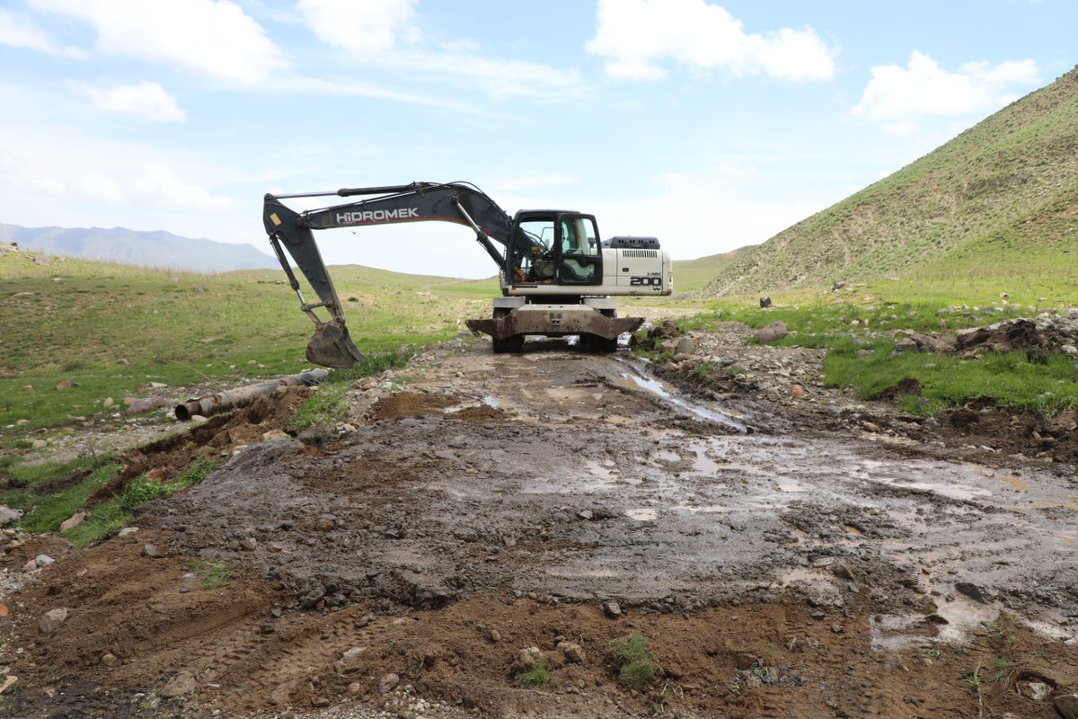 🛑 Ekiplerimiz tarafından Doluca Mahallesinde yol düzenleme çalışması yapıldı.

🛑 Li Taxa Exs ji aliyê ekîbên me ve xebatên dagirtinê hatin kirin.