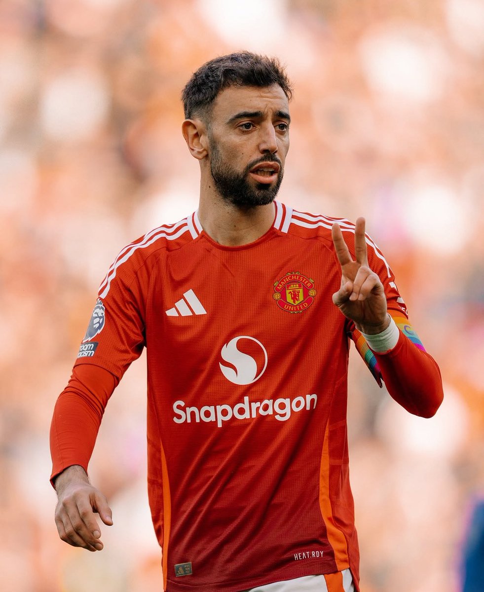 TouchlineX's tweet photo. ❗️Bruno Fernandes has rejected €210k per day and €77M per year to stay at Manchester United despite not being qualified for any European competition.

A man who truly loves his club. ❤️ https://t.co/DasahJDCJK
