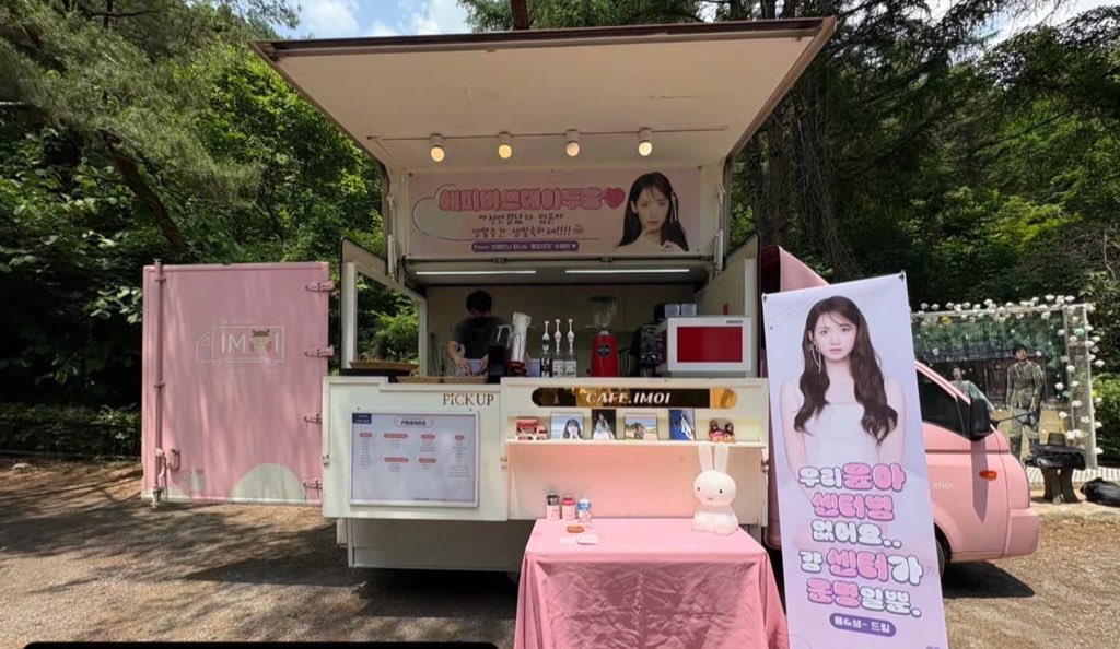 ordinarynojaem's tweet image. Sooyoung and Tiffany joint to send YoonA coffee truck support to &amp;lt;Bon Appetit, Your Majesty/The Tyrant’s Chef&amp;gt;’s filming set💜

Banner: “Happy birthday to Yoong🩷”
Standee: “Our YoonA doesn’t have center disease.. it’s just she’s fated to be THE center.
- From Myoung &amp;amp; Syoung”