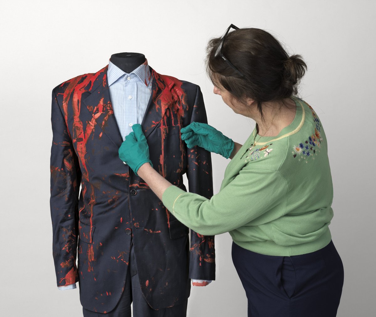 GENKENDER DU JAKKESÆTTET HER? Nu er det blevet kulturarv som en del af Nationalmuseets store samlinger.

Jakkesættet har tilhørt tidligere statsminister Anders Fogh Rasmussen, og den røde maling stammer fra malingangrebet på Christiansborg i 2003.

#dkkultur #dkpol #dkmuseer