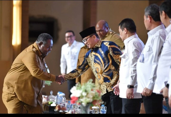 #KopdesHadirdiPapua

Menteri desa dan wamendes hadir mengawal pendirian koperasi desa merah putih  di tanah Papua

#KopdesHadirdiPapua

<a href="/prabowo/">Prabowo Subianto</a>
<a href="/YandriSusanto27/">Yandri Susanto</a>
<a href="/ArizaPatria/">Ariza Patria</a>
<a href="/taufikmadjid71/">IG : taufik.madjid</a>
<a href="/kemendespdt/">#BangunDesaBangunIndonesia</a>
<a href="/bpsdmkemendesa/">Bpsdm Kemendesa</a>
<a href="/desapenusantara/">desapesonanusantara</a>