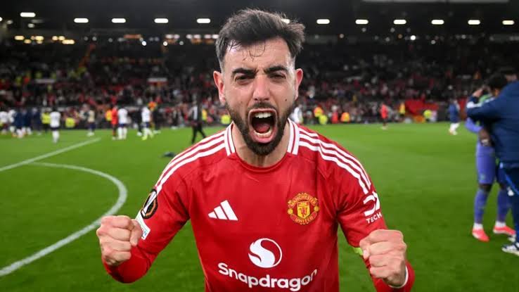 RedsZoneRZ's tweet photo. CAPTAIN FANTASTIC BRUNO FERNANDES IS STAYING ❤️❤️
WE CAN FINALLY HAVE BRUNO AROUND A SERIOUS SQUAD 
(via @FabrizioRomano) https://t.co/kYDSHOh8N2