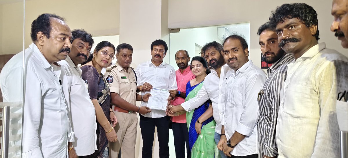 KKRaju_ysrcp's tweet image. రేపు జూన్-4వ తేదీన జరిగే &quot;వెన్ను పోటు దినం&quot; ప్రజలు తరుపున నిరసన కార్యక్రమం అనుమతి కొరకు విశాఖ జిల్లా పోలీస్ కమిషనర్ గారి కార్యాలయంలో  ADCP అడ్మినిస్ట్రేషన్ గారిని పార్టీ నాయకులతో కలిసి వినతిపత్రం అందజేయడం జరిగింది.
#kkraju